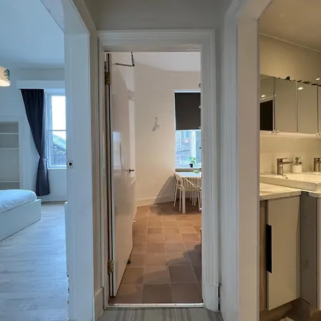 Spacious Boutique Two-bedroom Next To The Castle شقة إدنبرة