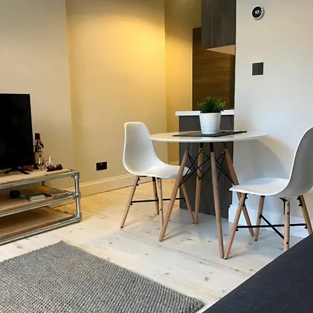 Relax In Style In Edinburghs Buzzing West End Daire *