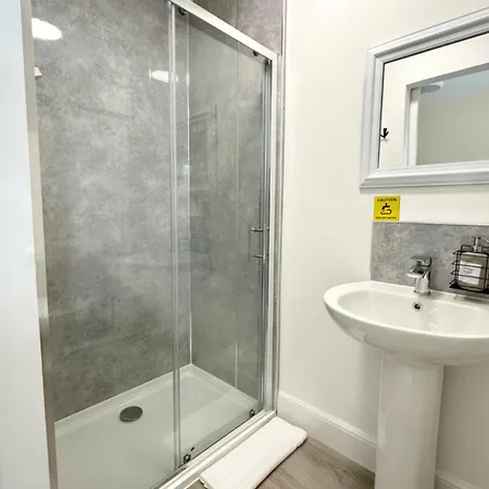 Pensión Full House 4*