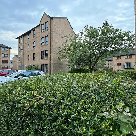 Apartment Two Bedroom Flat Close To Meadows With Free Parking By Parking Permit *