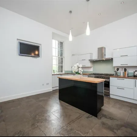 Apartment Elegant Flat In Meadows