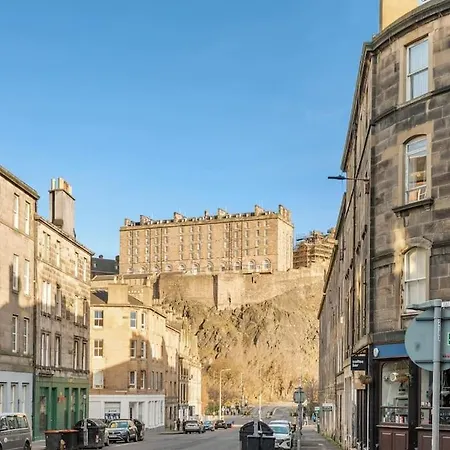 Two Bedroom Apartment-central Edinburgh-old Town-licensed Appartement