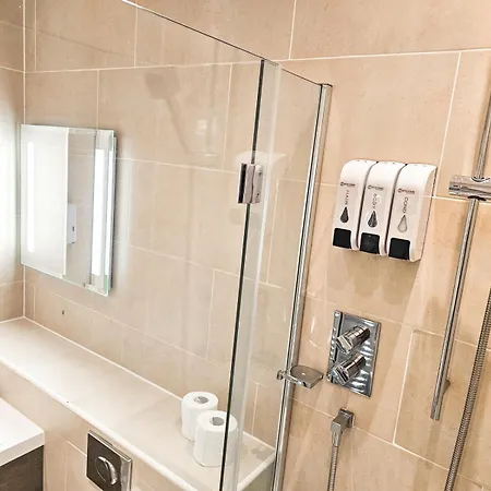 Spacious 2 Bedroom In The Heart Of New Town Lejlighed