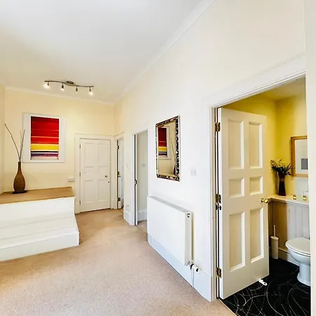 Parliament Sq * Edinburgh