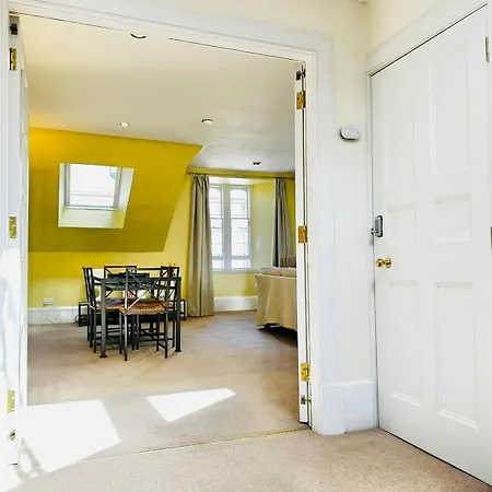 Parliament Sq Apartman *