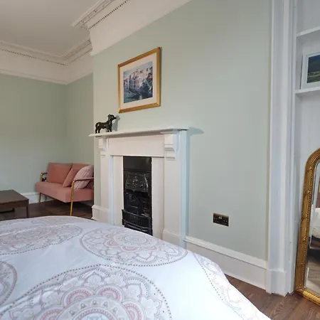 Stylish Fringe Flat Near Leith Walk Fast Wi-fi & Self Check-in Appartement