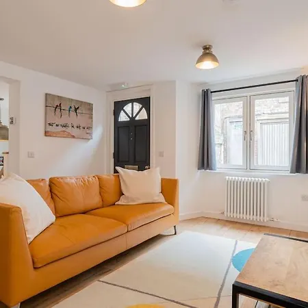Superb Two Bedroom 2 Bathroom Morningside Apartment