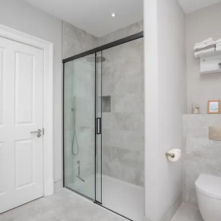 Flat With Majestic Views In West End Wonderland *