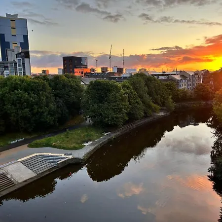 Amazing Water Of Leith View In Leith Apartment