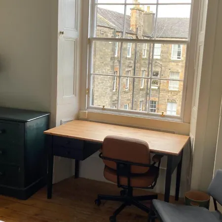 Joivy Inviting 2-bed Flat Close To City Centre * Edinburg