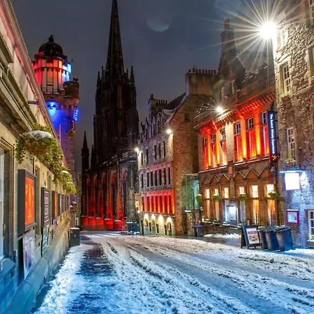 A Luxurious Wee Retreat On The Royal Mile Old Town