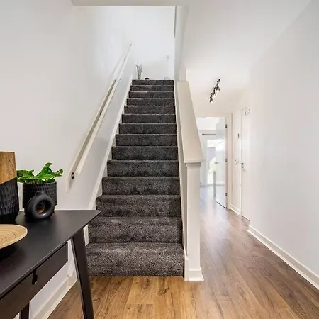 Apartment Bright, Modern 2 Bedroom House With Free Parking!