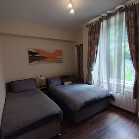 Διαμέρισμα 2 Bedroom In With Free On Street Parking , 15 Minutes From Centre *