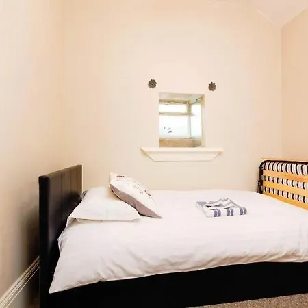 Apartment Spacious New Town Garden Flat *