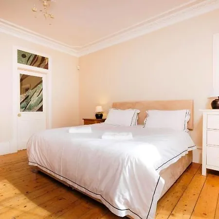 Spacious New Town Garden Flat Апартаменты *
