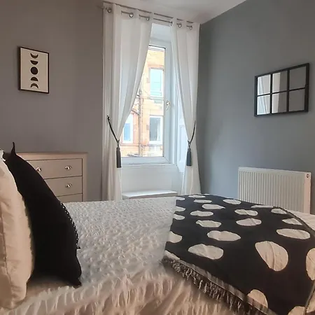 Ferienhaus Modern 3 Bed With Free Parking