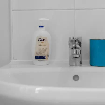 בית הארחה Cosy, Stylish Bedroom For Business And Work Travellers *