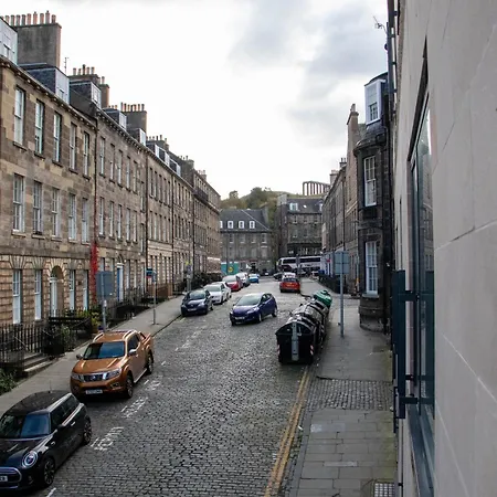 Modern Flat In New Town Edinburgh