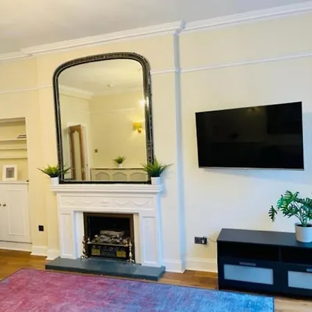Stunning Royal Mile 2 Bedroom דירה *
