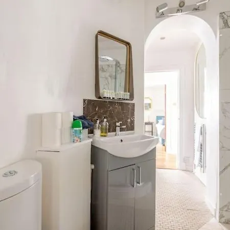 Stunning Royal Mile 2 Bedroom אדינבורו