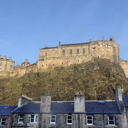 Grassmarket With Amazing Castle View Эдинбург
