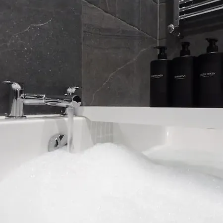 Modern 3bhk Near Zoo *