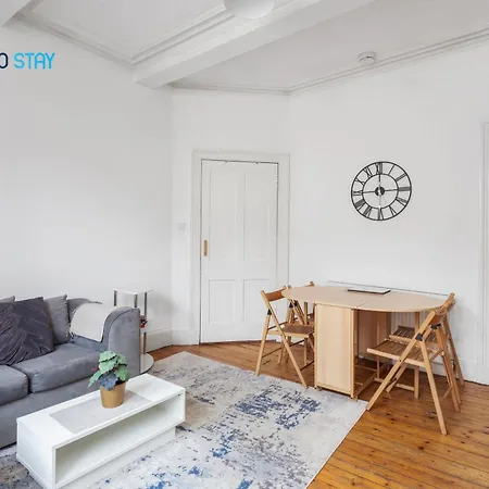 2 Bed - 7 Min Walk Train Station Apartamento *