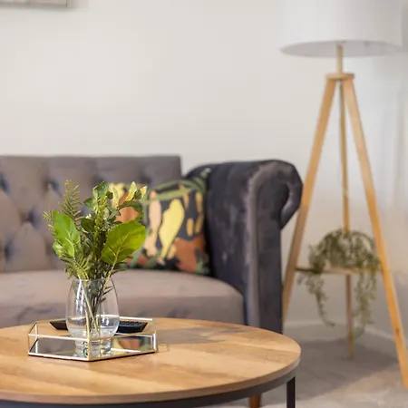 Stylish 3bed House Near Airport