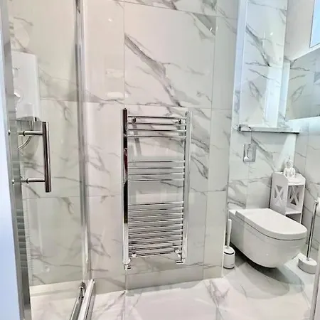 Spectacular 2 Bed, 2 Bath In Centre *