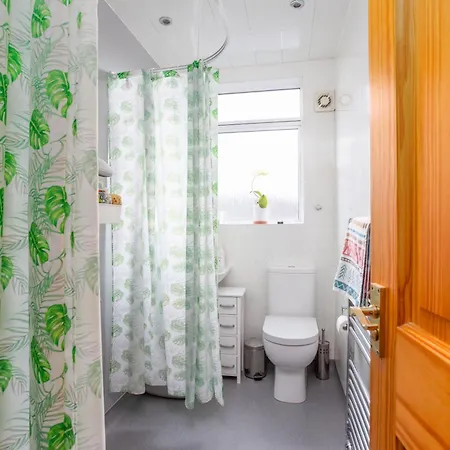 Bright & Spacious Double With Garden View- Close To Airport & Centre Edynburg