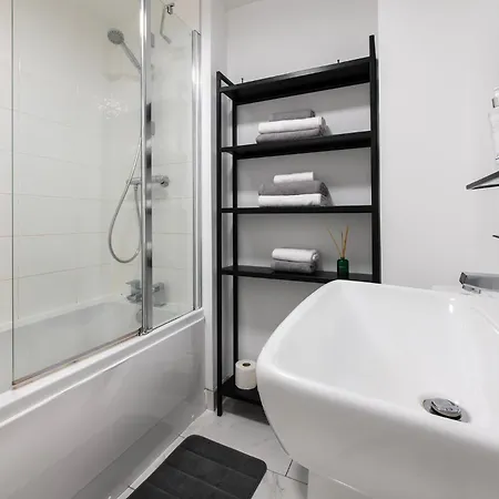 Luxury 4 Bedroom Townhouse With Free Parking *