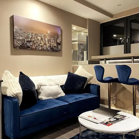 Modern 1 Bed Leith Tram Station *