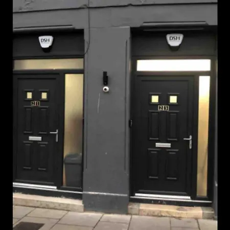 Modern 1 Bed Leith Tram Station Apartment