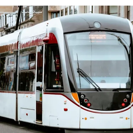 Modern 1 Bed Leith Tram Station Apartment *
