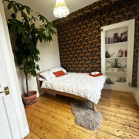 Cosey And Vibrant Flat In Leith, *