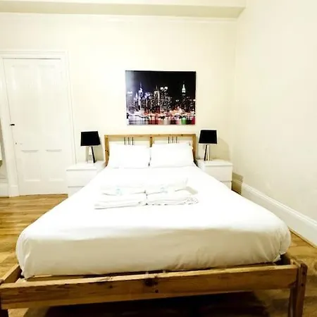2 Bed Flat In Apartment