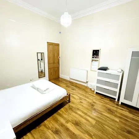 2 Bed Flat In Apartment *