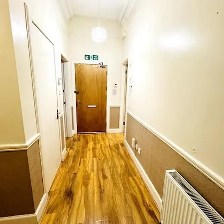 2 Bed Flat In Edinburgh
