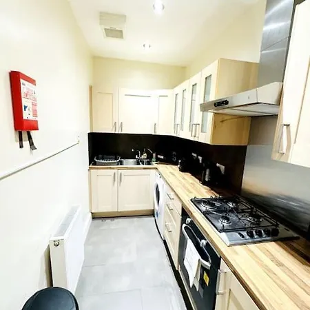 2 Bed Flat In Apartment *