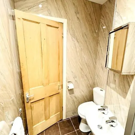 2 Bed Flat In Apartment Edinburgh