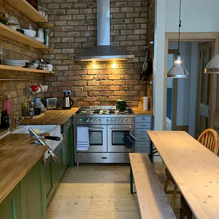 Charmingly Rustic 2bd Flat With Garden Apartment *