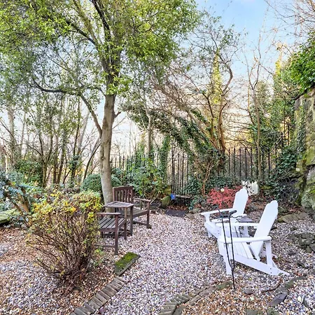 Апартаменты Joivy Beautiful Apartment, Private Garden, Calton Hill