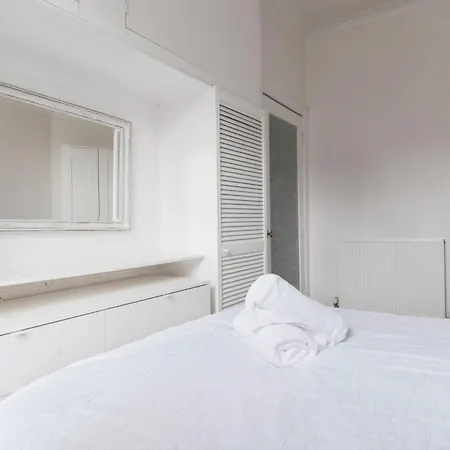 3 Bedrooms Bungalow, Sleeps 6, Free Parking With Garden Apartment