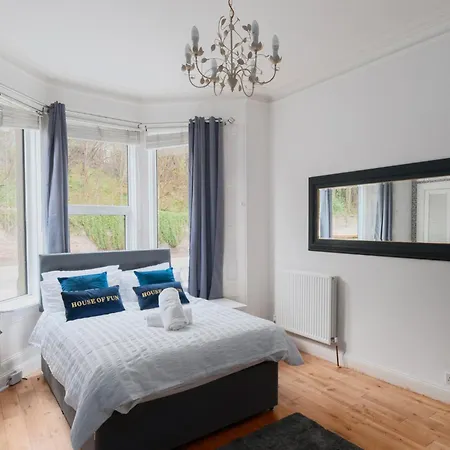 3 Bedrooms Bungalow, Sleeps 6, Free Parking With Garden Apartment *