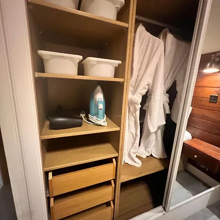 Haymarket Modern Flat For 2 Guests