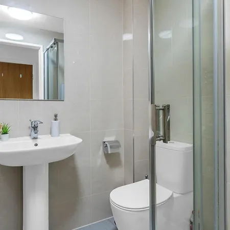 Modern 2 Bedroom In Centre *