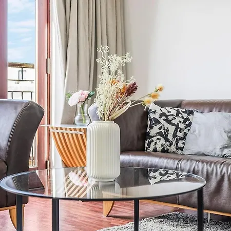 Modern 2 Bedroom In Centre *