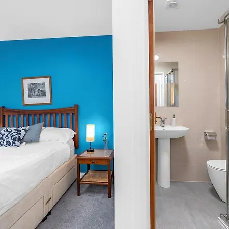 Modern 2 Bedroom In Centre شقة