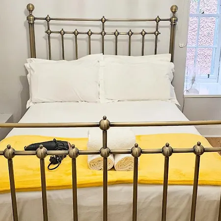 Russel House - 4 Bedroom - The Royal Mile