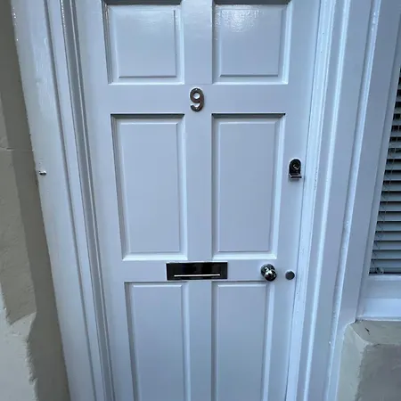 Stunning Refurbished Main Door Marchmont Apartment *